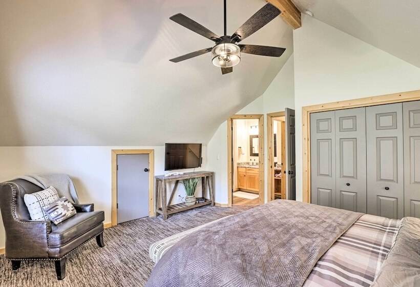 Beautiful Oakley Cabin W/ Private Hot Tub & Views!