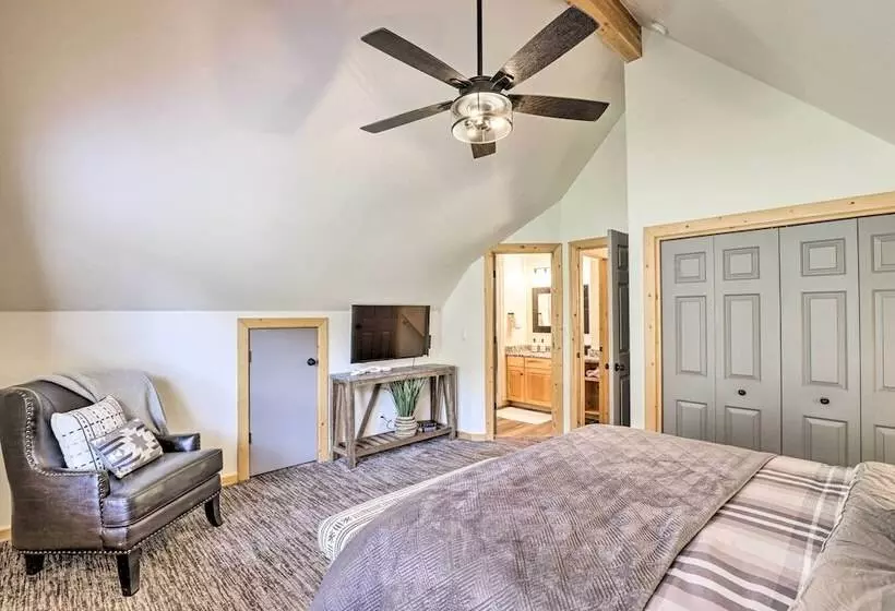 Beautiful Oakley Cabin W/ Private Hot Tub & Views!