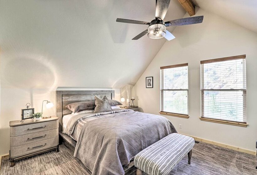 Beautiful Oakley Cabin W/ Private Hot Tub & Views!