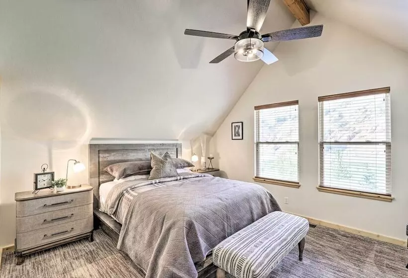 Beautiful Oakley Cabin W/ Private Hot Tub & Views!