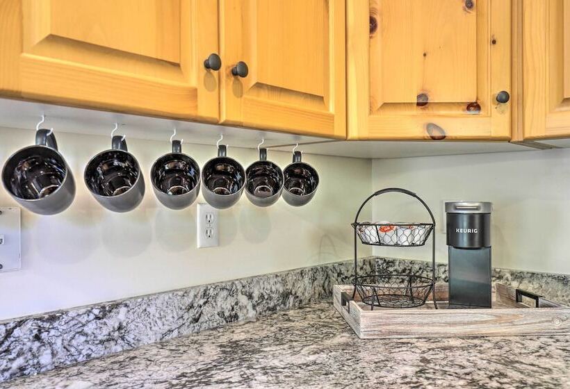 Beautiful Oakley Cabin W/ Private Hot Tub & Views!