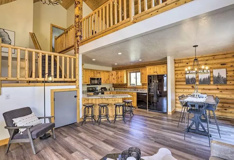 Beautiful Oakley Cabin W/ Private Hot Tub & Views!