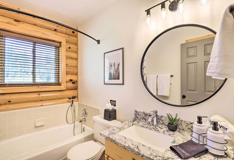 Beautiful Oakley Cabin W/ Private Hot Tub & Views!