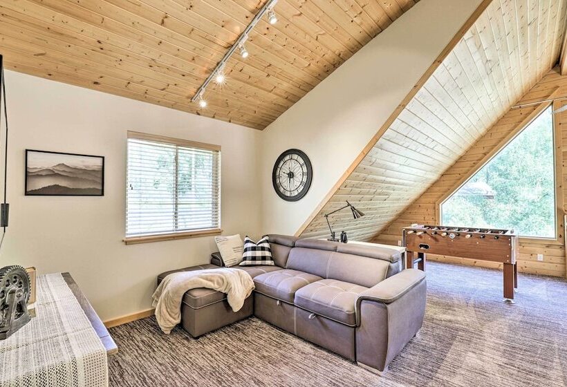 Beautiful Oakley Cabin W/ Private Hot Tub & Views!