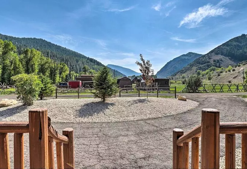 Beautiful Oakley Cabin W/ Private Hot Tub & Views!