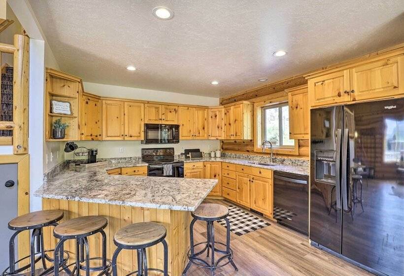 Beautiful Oakley Cabin W/ Private Hot Tub & Views!