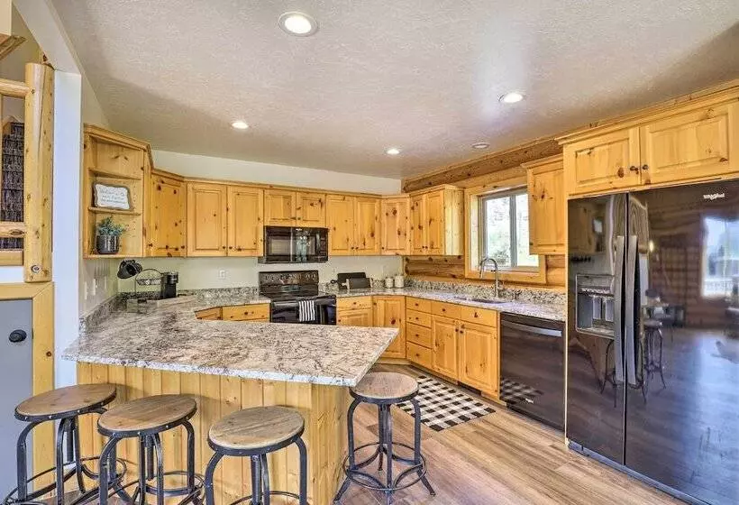 Beautiful Oakley Cabin W/ Private Hot Tub & Views!