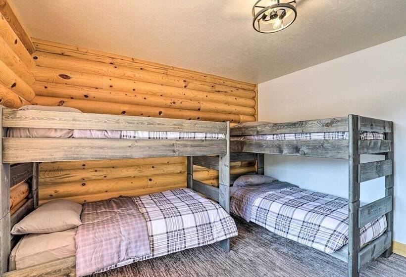 Beautiful Oakley Cabin W/ Private Hot Tub & Views!