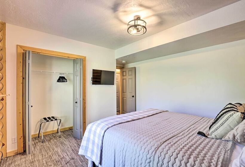 Beautiful Oakley Cabin W/ Private Hot Tub & Views!