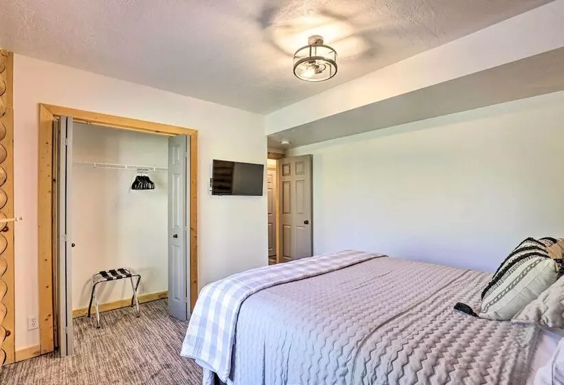 Beautiful Oakley Cabin W/ Private Hot Tub & Views!