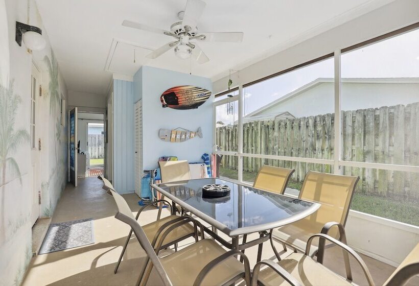 Boat Lovers Paradise: Walk To Private Beach!