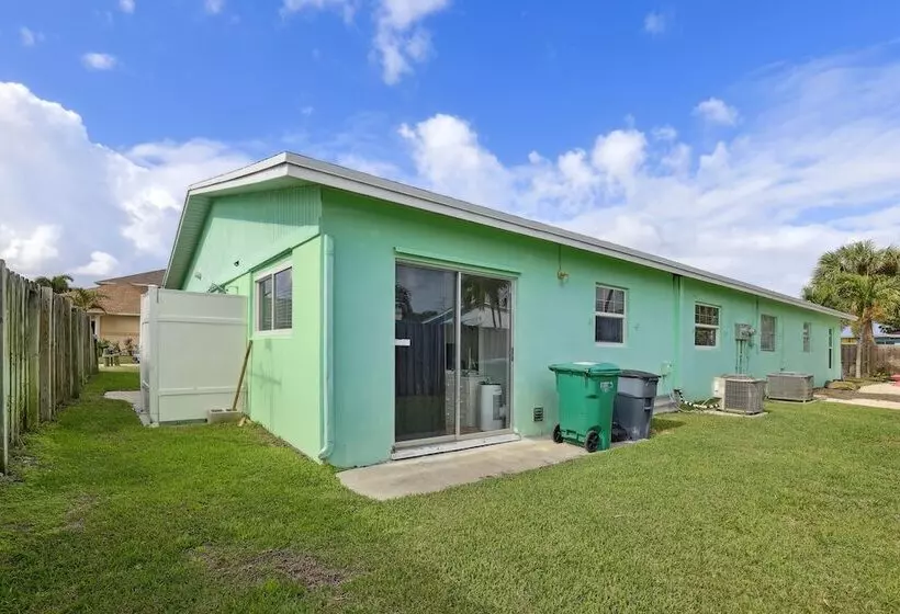 Boat Lovers Paradise: Walk To Private Beach!