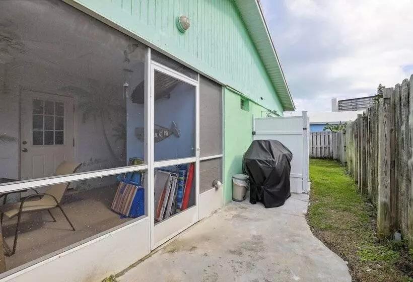 Boat Lovers Paradise: Walk To Private Beach!