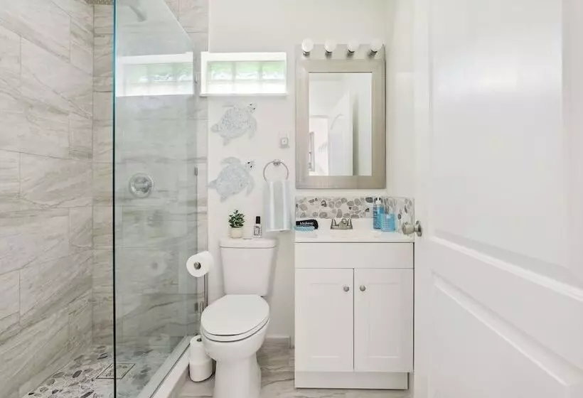 Boat Lovers Paradise: Walk To Private Beach!