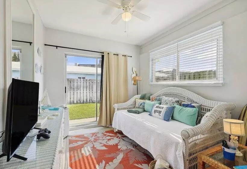 Boat Lovers Paradise: Walk To Private Beach!