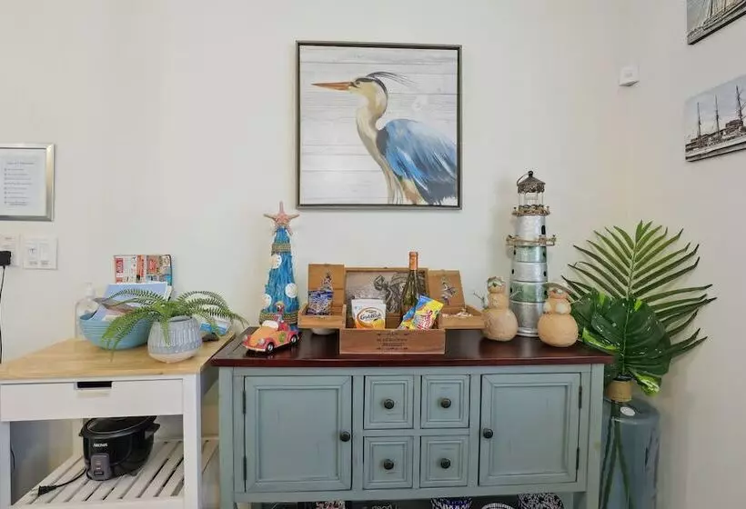 Boat Lovers Paradise: Walk To Private Beach!