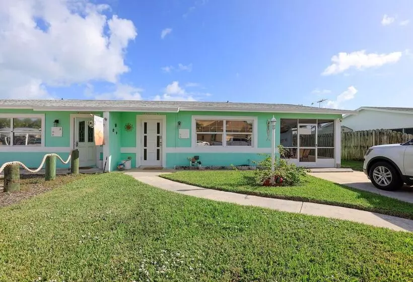 Boat Lovers Paradise: Walk To Private Beach!