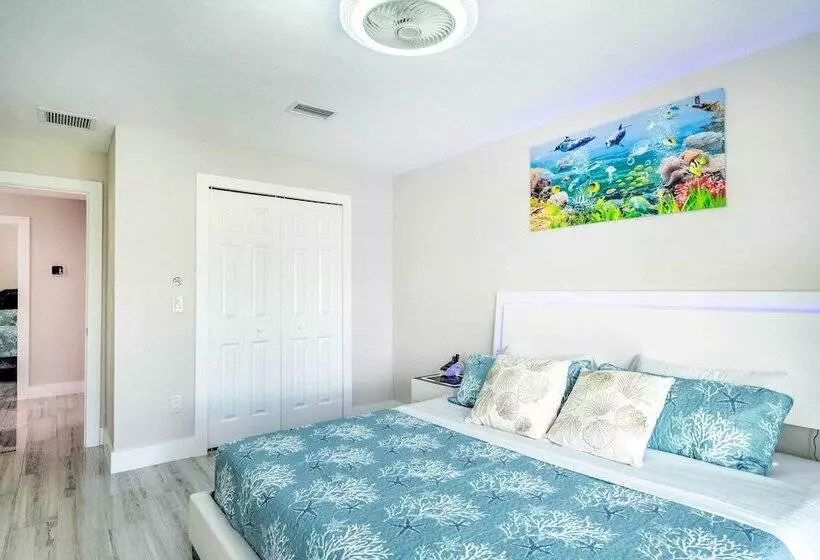 Outdoor Entertainment Oasis: Cape Coral Home