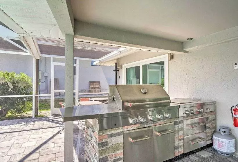 Outdoor Entertainment Oasis: Cape Coral Home