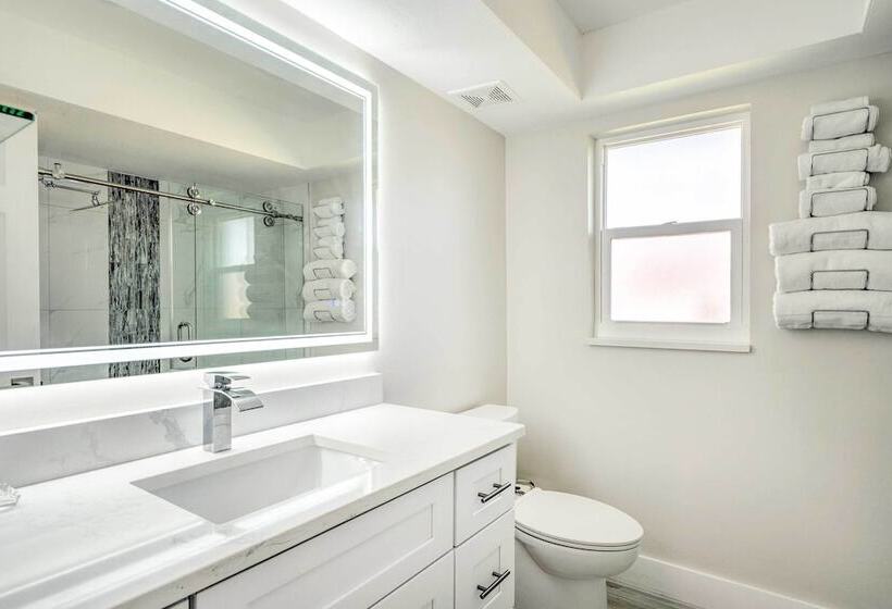 Outdoor Entertainment Oasis: Cape Coral Home