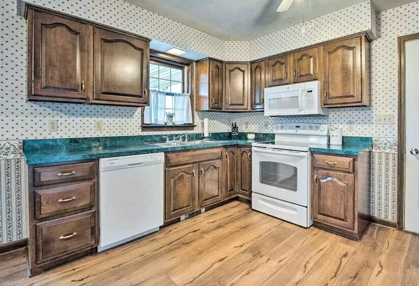 Charming Lewisburg Home W/ Hot Tub & Games!