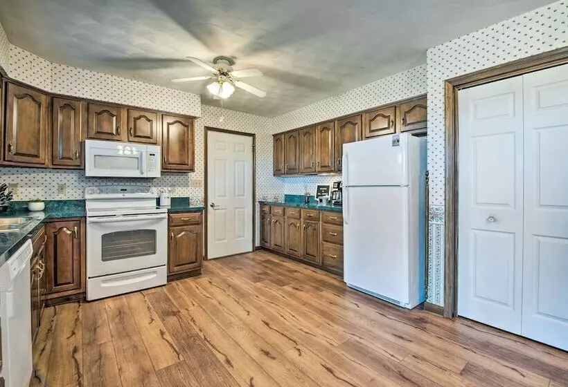 Charming Lewisburg Home W/ Hot Tub & Games!