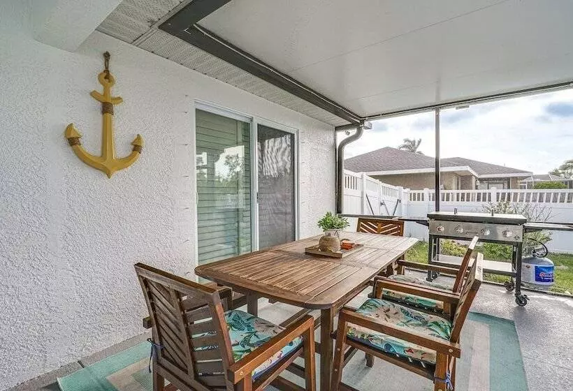 Chic Cape Coral Oasis W/ Pool: 5 Mi To Beach!