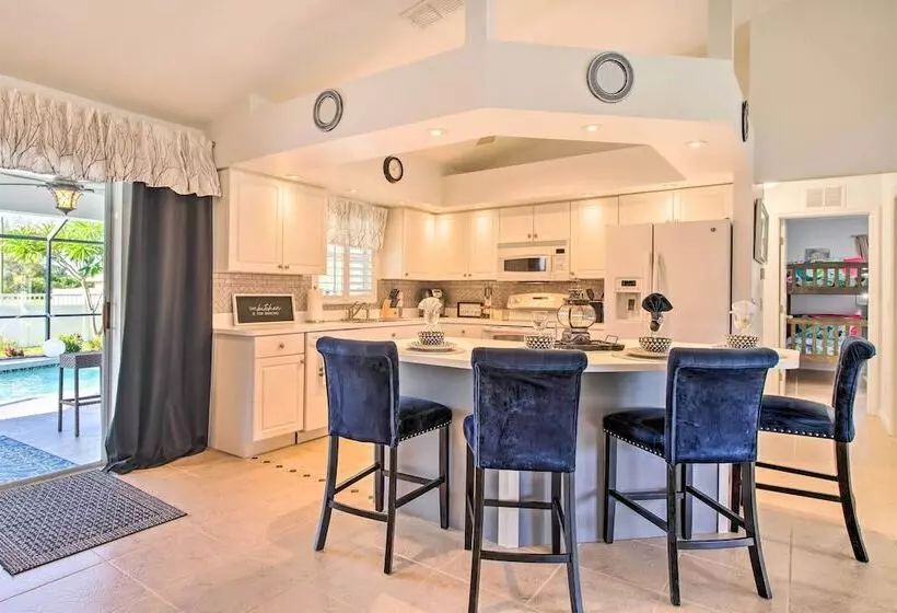 Chic Cape Coral Oasis W/ Pool: 5 Mi To Beach!