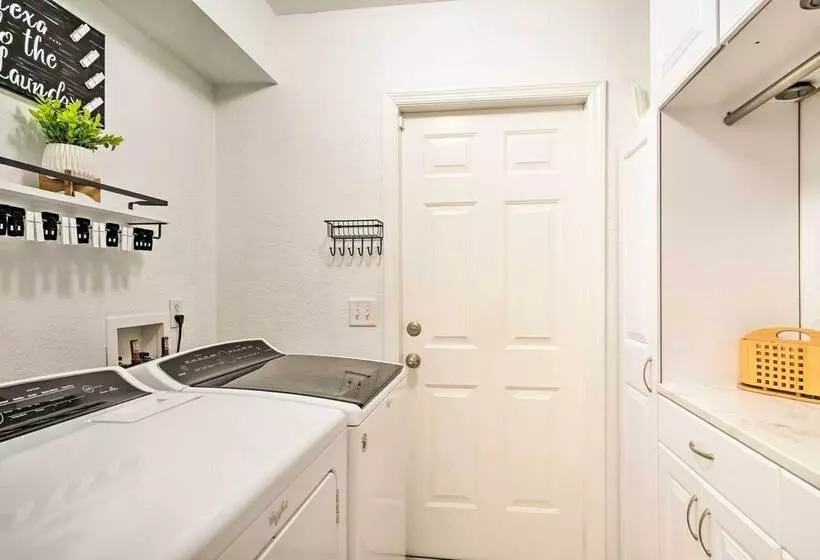 Chic Cape Coral Oasis W/ Pool: 5 Mi To Beach!