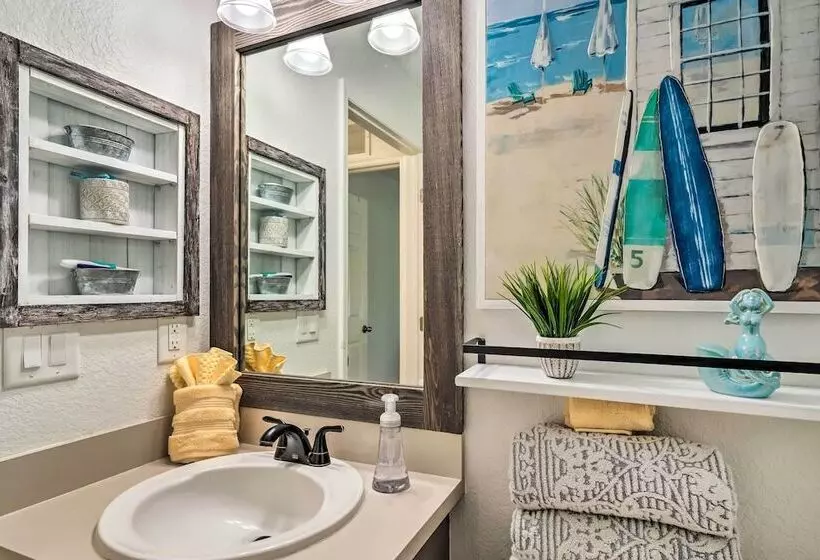 Chic Cape Coral Oasis W/ Pool: 5 Mi To Beach!