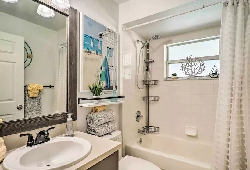 Chic Cape Coral Oasis W/ Pool: 5 Mi To Beach!