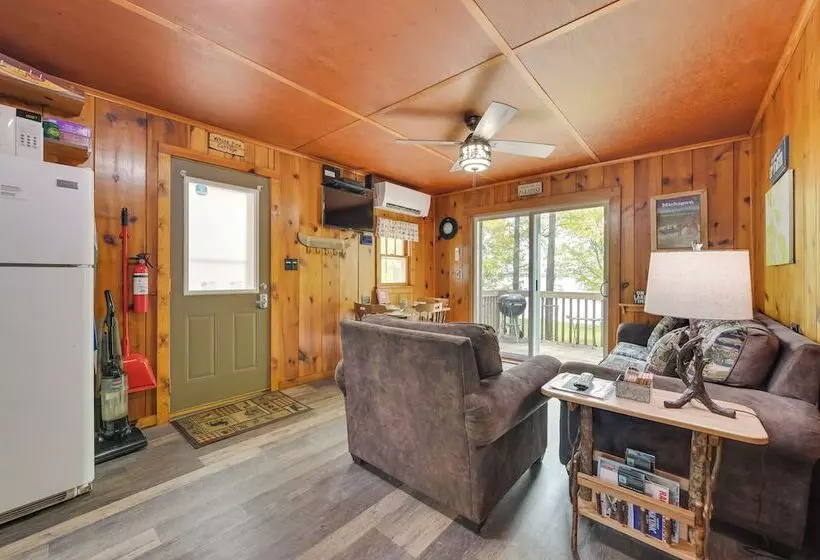 Cozy Carp Lake Cottage W/ Dock, Kayaks & Fire Pit