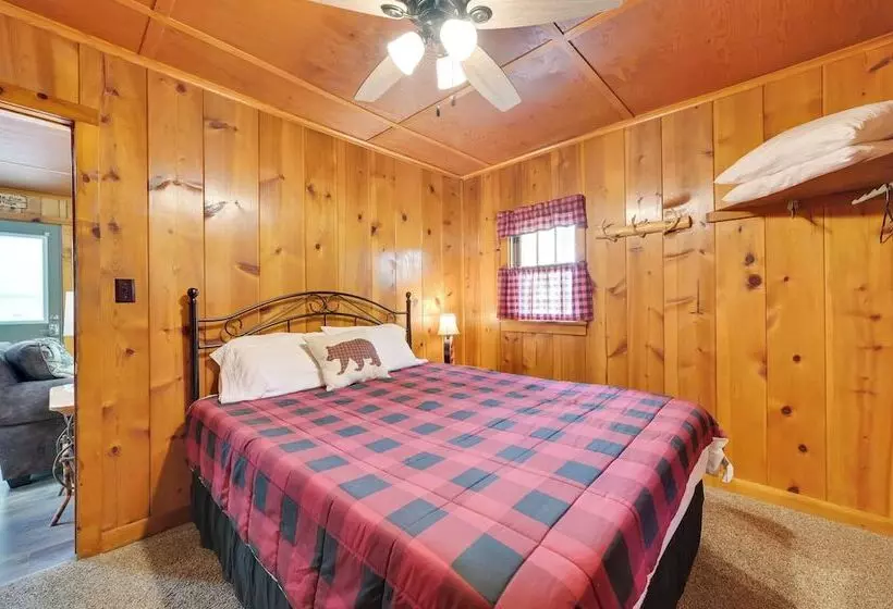 Cozy Carp Lake Cottage W/ Dock, Kayaks & Fire Pit