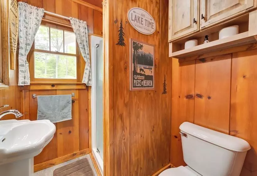 Cozy Carp Lake Cottage W/ Dock, Kayaks & Fire Pit