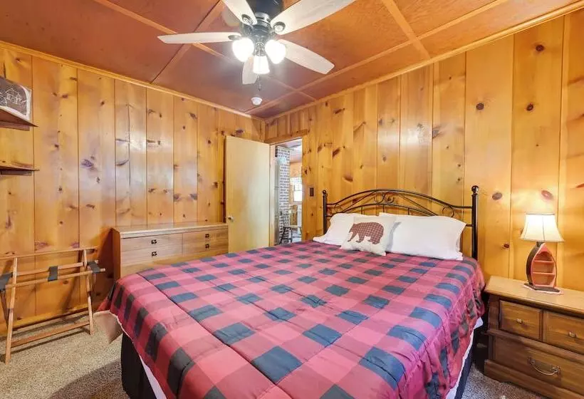 Cozy Carp Lake Cottage W/ Dock, Kayaks & Fire Pit