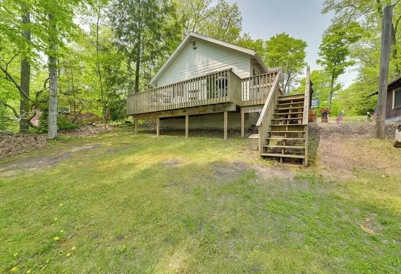 Cozy Carp Lake Cottage W/ Dock, Kayaks & Fire Pit