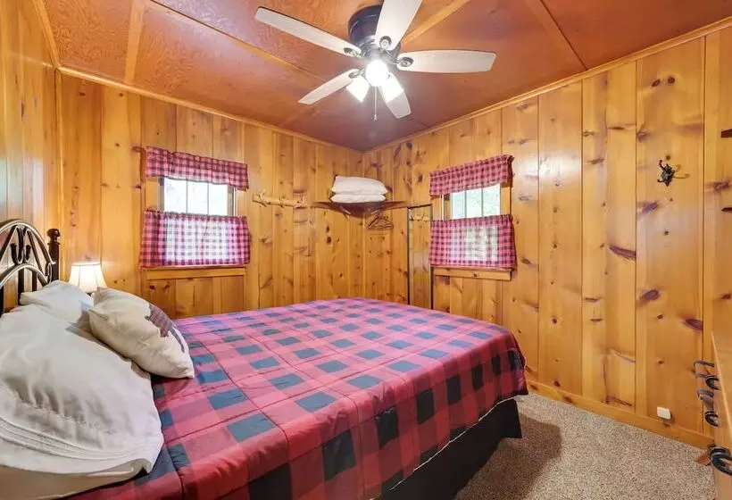 Cozy Carp Lake Cottage W/ Dock, Kayaks & Fire Pit