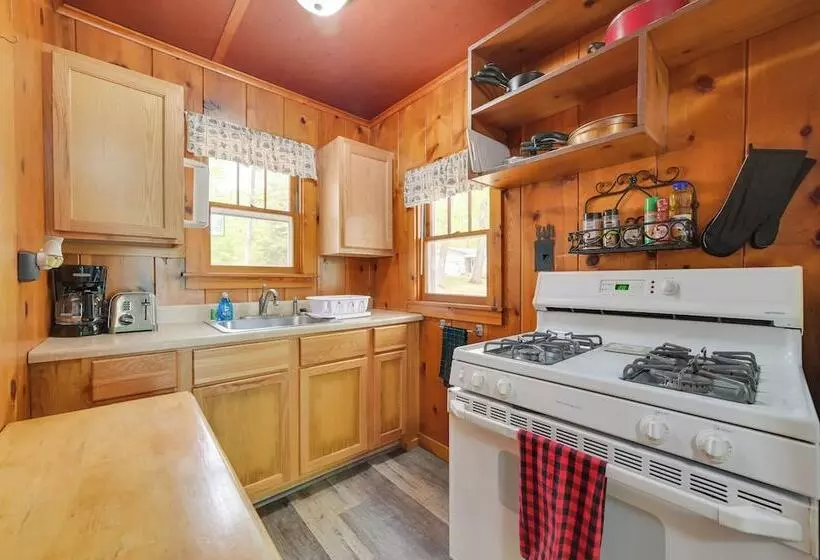 Cozy Carp Lake Cottage W/ Dock, Kayaks & Fire Pit