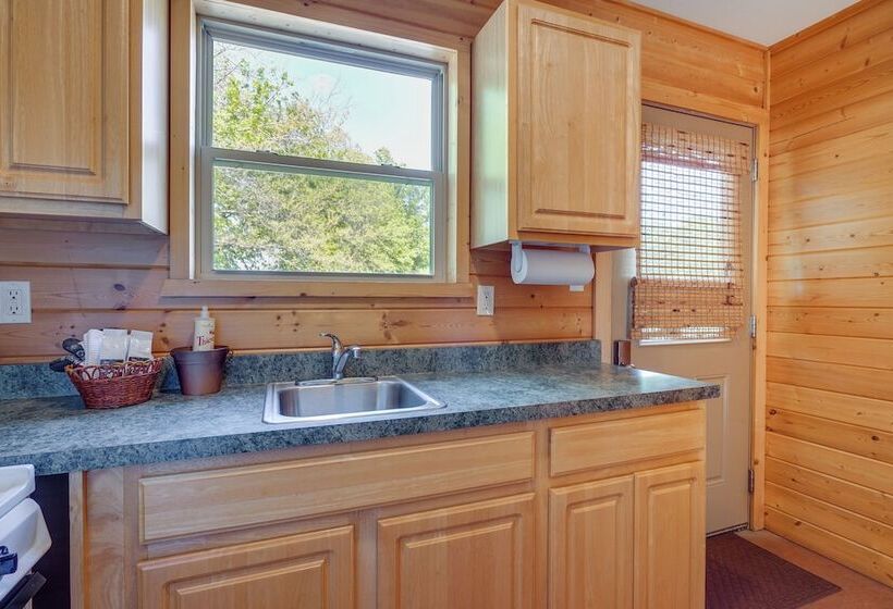 Cozy Columbia Cabin W/ Shared Lake Dock!