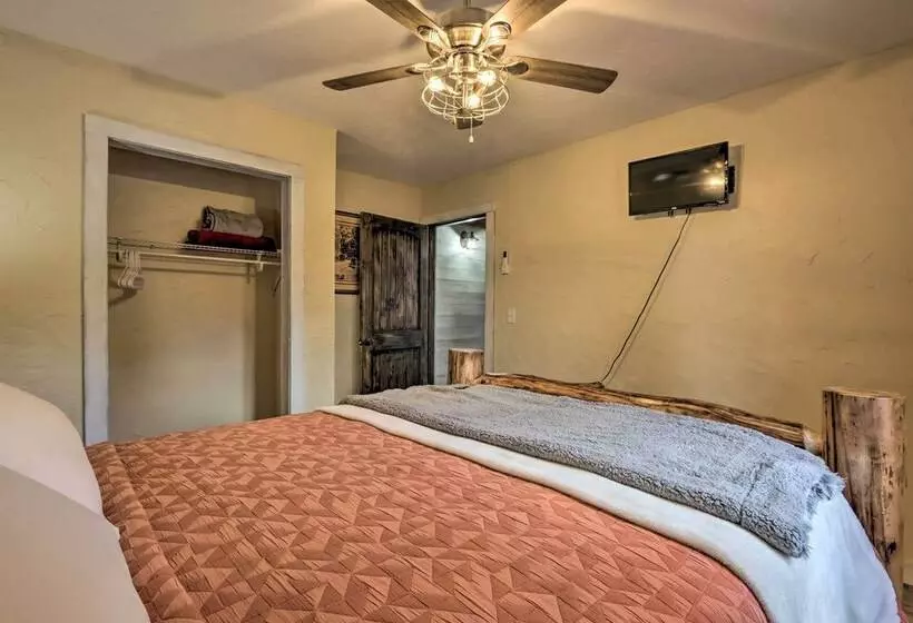 El Dorado Springs Cabin: Near Trails & Parks!