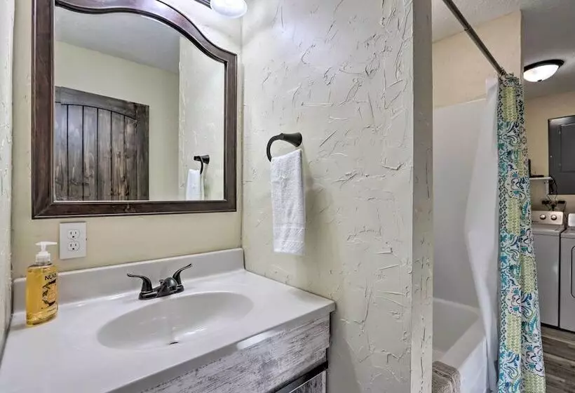 El Dorado Springs Cabin: Near Trails & Parks!