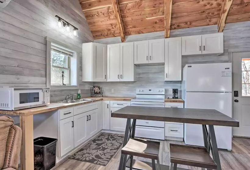 El Dorado Springs Cabin: Near Trails & Parks!