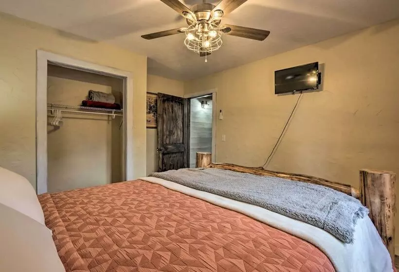 El Dorado Springs Cabin: Near Trails & Parks!