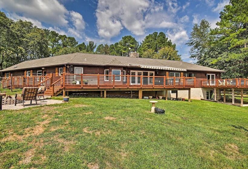 Family Retreat W/ Deck Near Appalachian Trail!