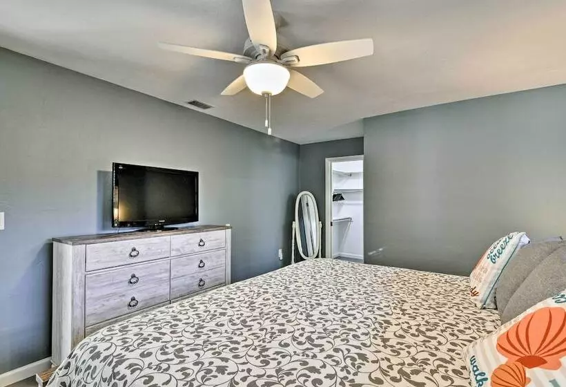 Florida Home 3 Mi To Siesta Key, Walk To Gulf Gate