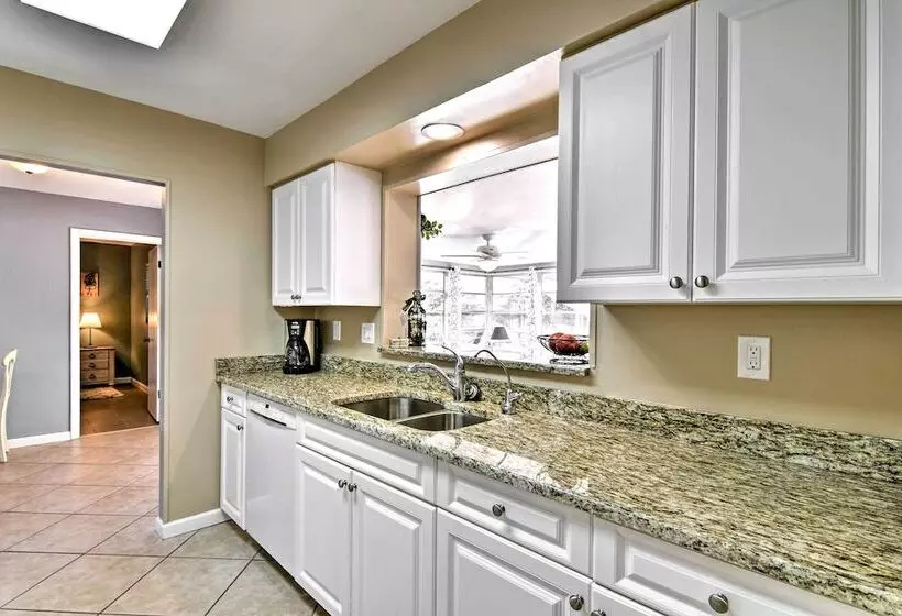 Florida Home 3 Mi To Siesta Key, Walk To Gulf Gate