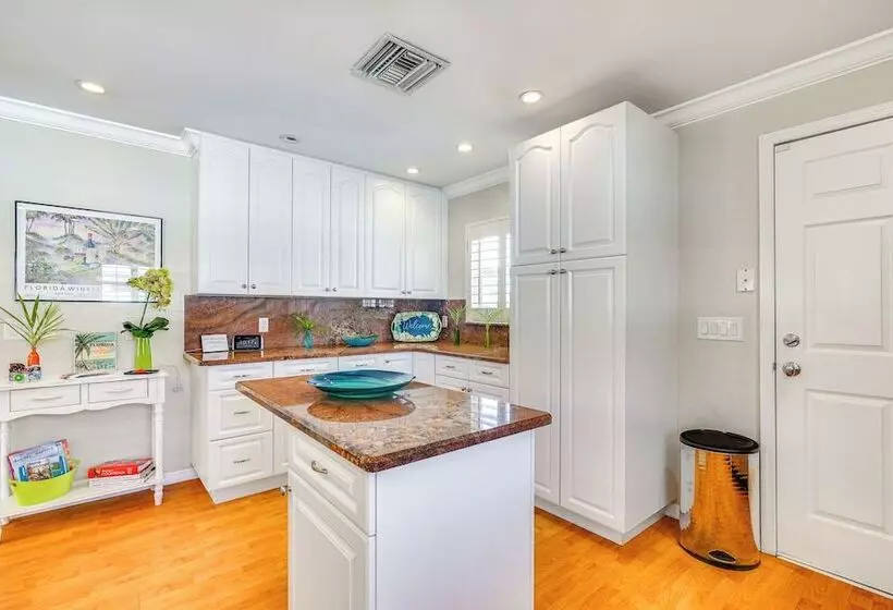 Fort Myers Bungalow   12 Miles To The Beach!