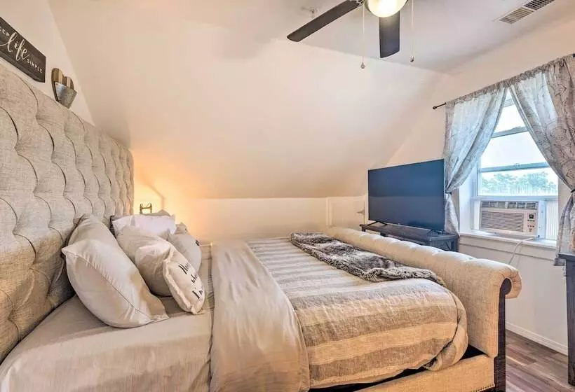 Hilltop Hideaway  Branson Home W/ Trampoline!