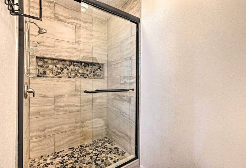 Hilltop Hideaway Branson Home W/ Trampoline!