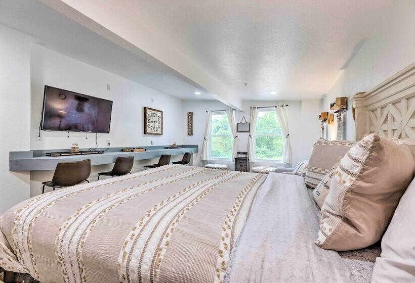 Hilltop Hideaway Branson Home W/ Trampoline!